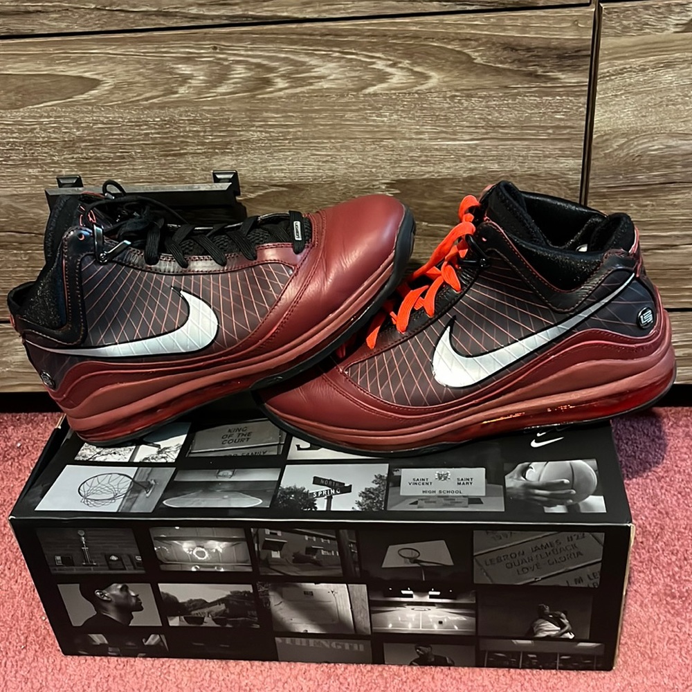 LeBron 7 “Christmas” Basketball Shoe Men’s Size 10.5